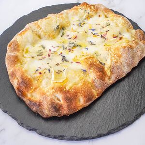 Пицца с фермерскими сырами тольяттинской сыроварни Paniere