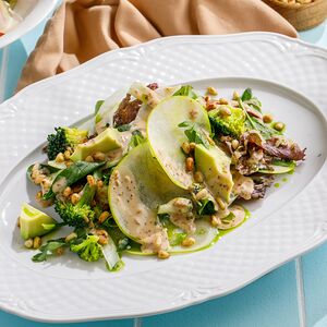 Зеленый салат с авокадо и ореховой заправкой