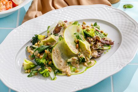 Зеленый салат с авокадо и ореховой заправкой