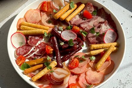 Ассорти мясных деликатесов