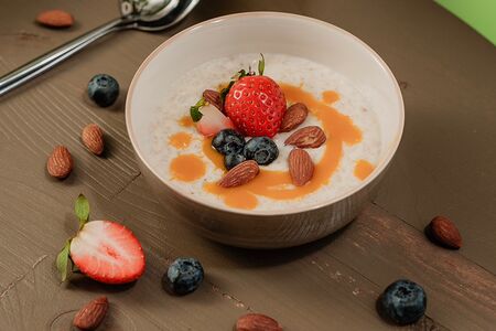 Каша овсяная с томленой вишней и фисташкой 