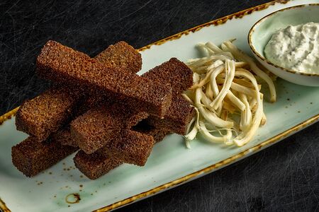 Гренки чесночные с соусом тартар