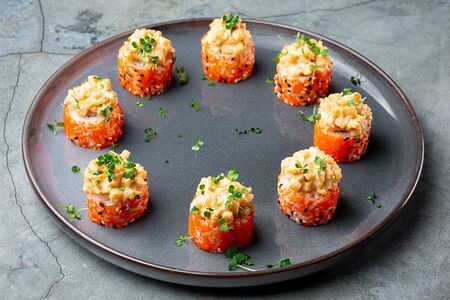 Ролл Сакура с креветкой и кальмаром