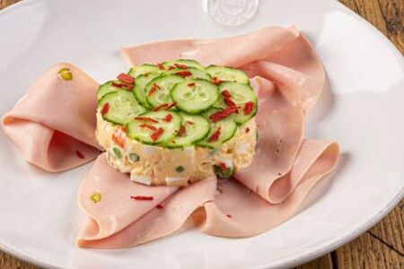 Оливье с ветчиной индейки