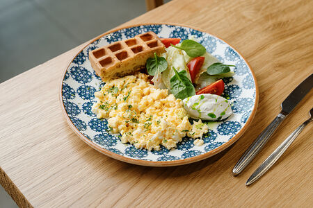 Сливочный скрэмбл с салатом и вафлей