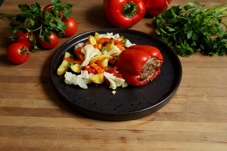 Перец фаршированный с соусом