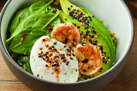 Зеленая греча с креветками, авокадо и яйцом пашот