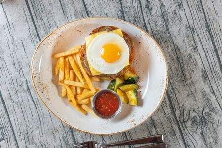 Бифштекс с яйцом