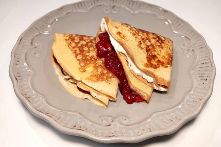 Блин с клубникой