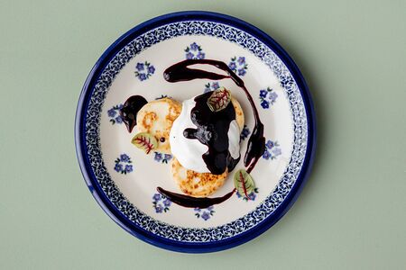 Сырники с домашним вареньем и сметаной