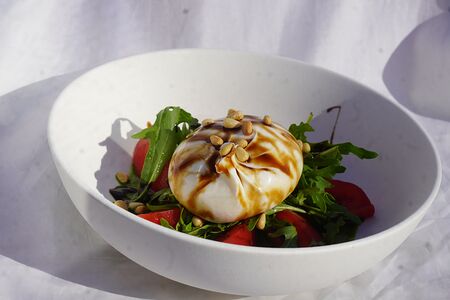 Буратта с томатами и рукколой