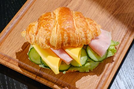 Круассан с ветчиной и сыром