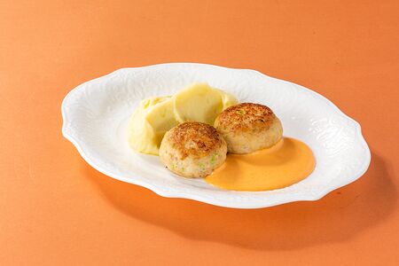 Котлеты из щуки с соусом Биск