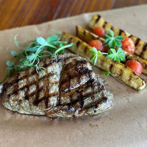 Стейк на гриле с кабачками