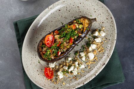 Баклажан, фарширванный овощами с брынзой