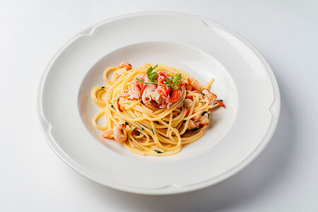 Спагетти с камчатским крабом и креветками