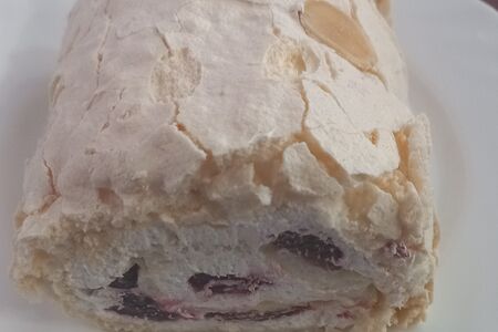 Рулет меренговый с вишней