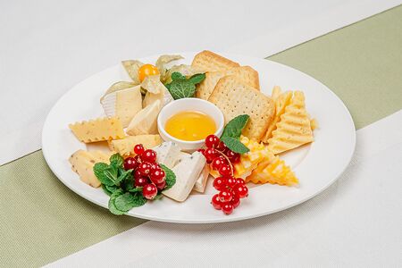 Сырная тарелка по-европейски