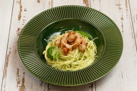 Паста с креветками и соусом песто