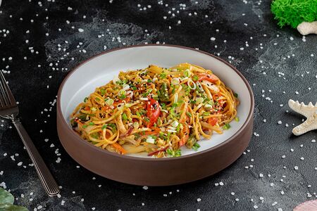 Лапша яичная с овощами в ореховом мисо-соусе