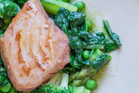 Тунец конфи с овощным соте