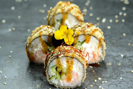 Жареный ролл с креветкой