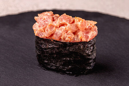 Острые суши с тунцом