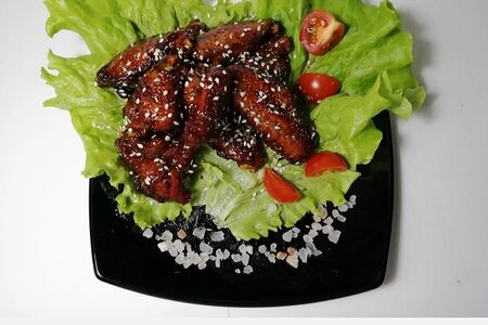 Крылышки пикантные в карамельном соусе