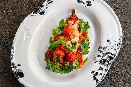 Запеченный баклажан в темпуре с моцареллой и томатным соусом