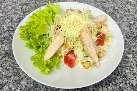 Салат Цезарь с курицей