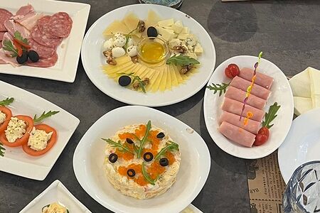 Рулетики из ветчины с сыром