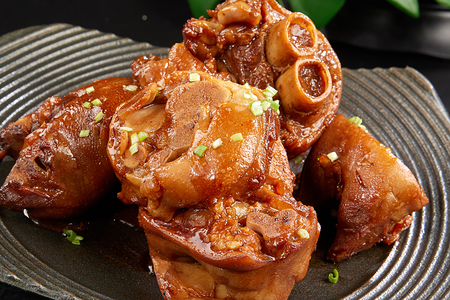 Свиные ножки в темном соусе Хуншао Чжути