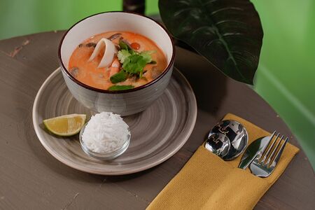 Том ям с морепродуктами