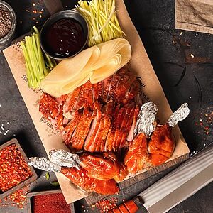 Утка по-пекински с соусом, овощами и блинчиками