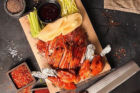 Утка по-пекински с соусом, овощами и блинчиками