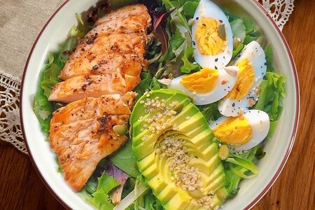 Салат Зеленый с курицей, авокадо и киноа