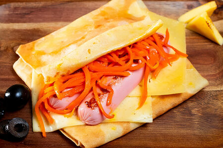 Блин Хот-дог с молочной сосиской, сыром, морковью и соусом XL