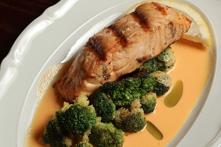 Лосось на гриле, брокколи