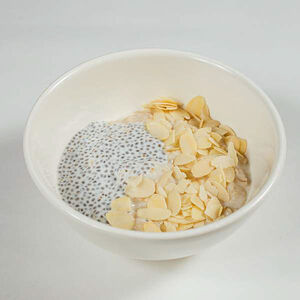 Овсяная каша с сезонными фруктами