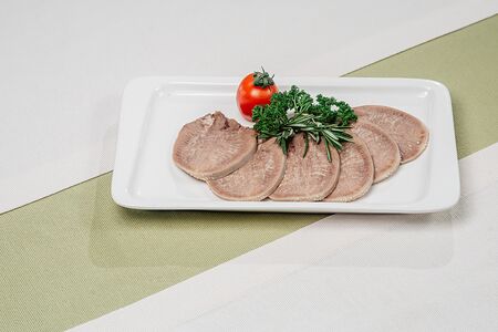 Язык говяжий отварной