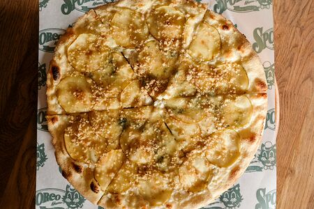 Пицца с грушей и горгонзолой