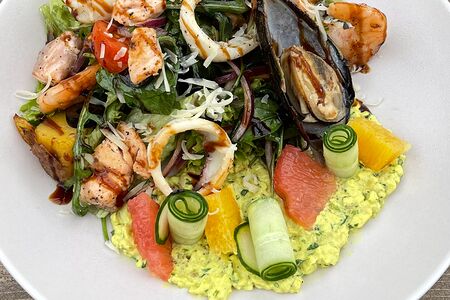 Тёплый салат с морепродуктами