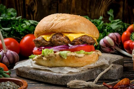 Бургер с говядиной и сыром