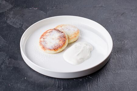 Творожные сырники со сметаной и вареньем