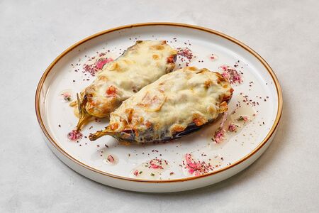 Запеченный баклажан с томатной сальсой под сырной корочкой