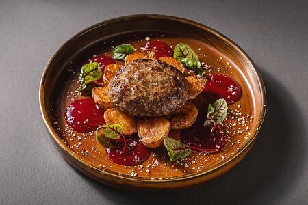 Бифштекс из оленины с жареным картофелем и клюквенным соусом