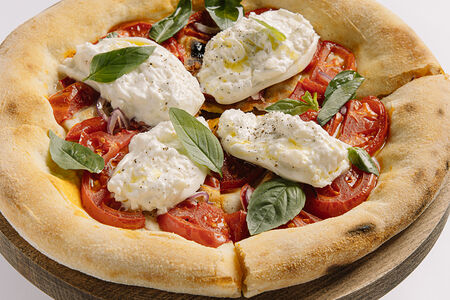 Манакиш с бурратой и томатами