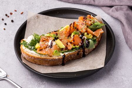 Брускетта с лососем и авокадо