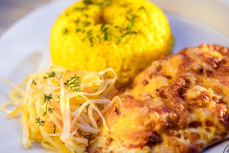 Курица, запеченная под сырной шапочкой