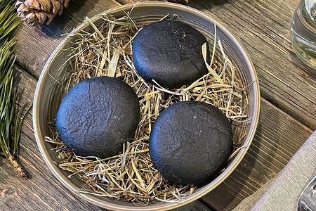 Черные пирожки с уткой и савойской капустой